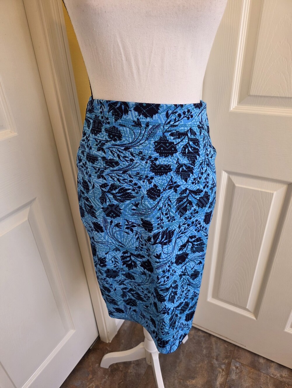 LULAROE BLUE FLORAL SKIRT, SIZE M, NEW